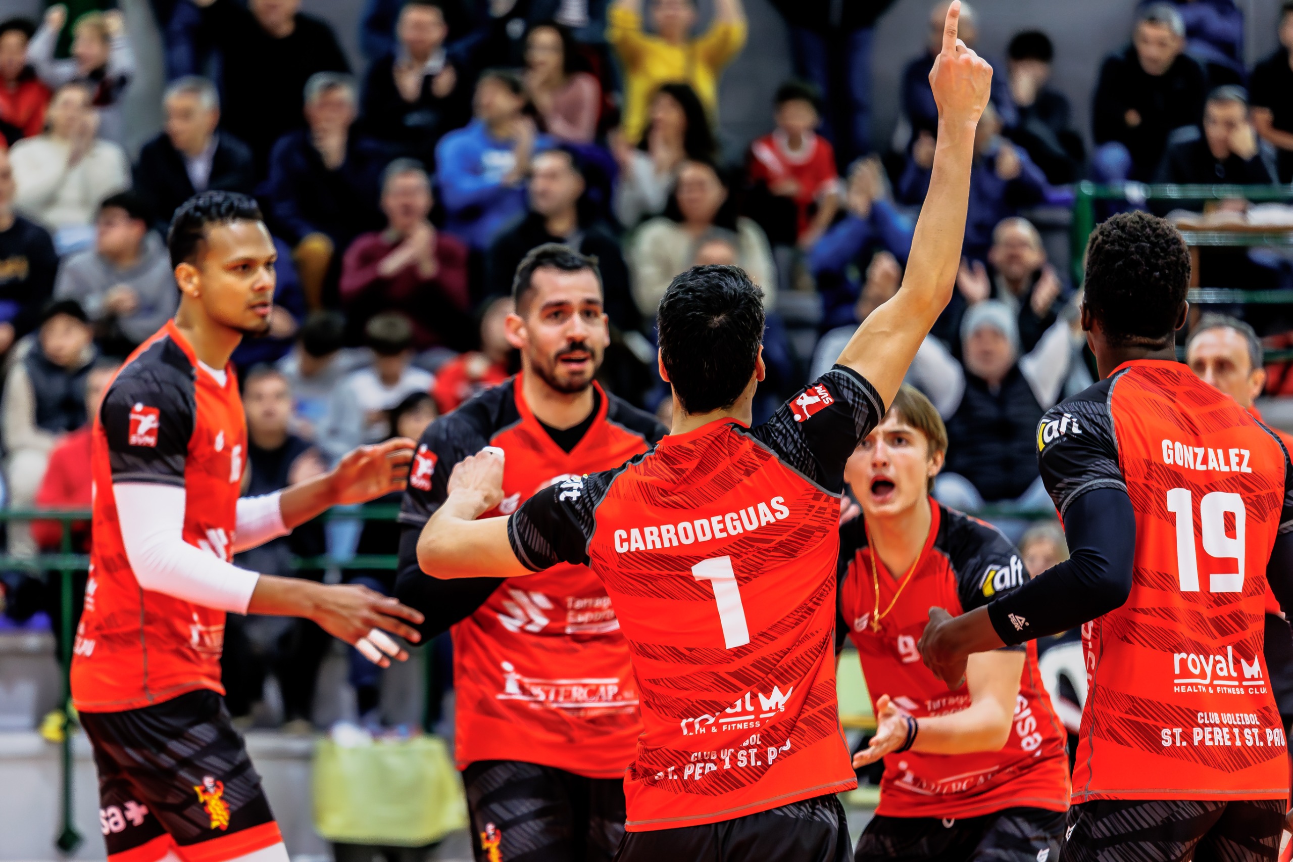 Los jugadores del Club Voleibol Sant Pere i Sant Pau celebrando un punto en la Superlliga Masculina